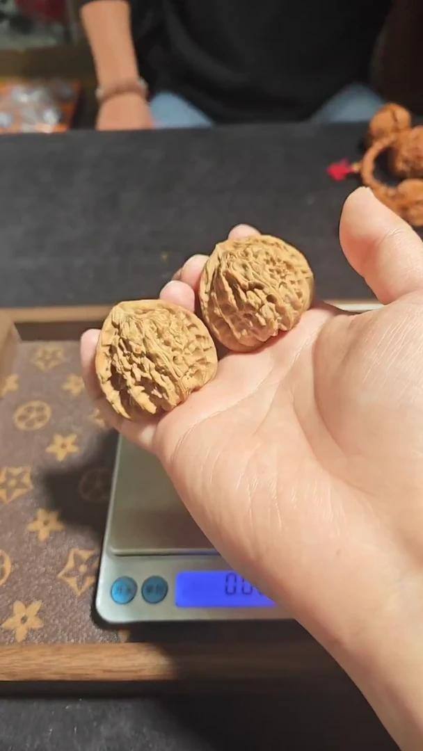 把件核桃42尺全品三角白狮子