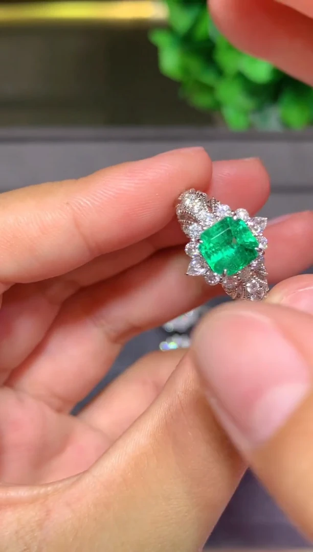 18K金镶嵌戒指祖母绿1.39CT