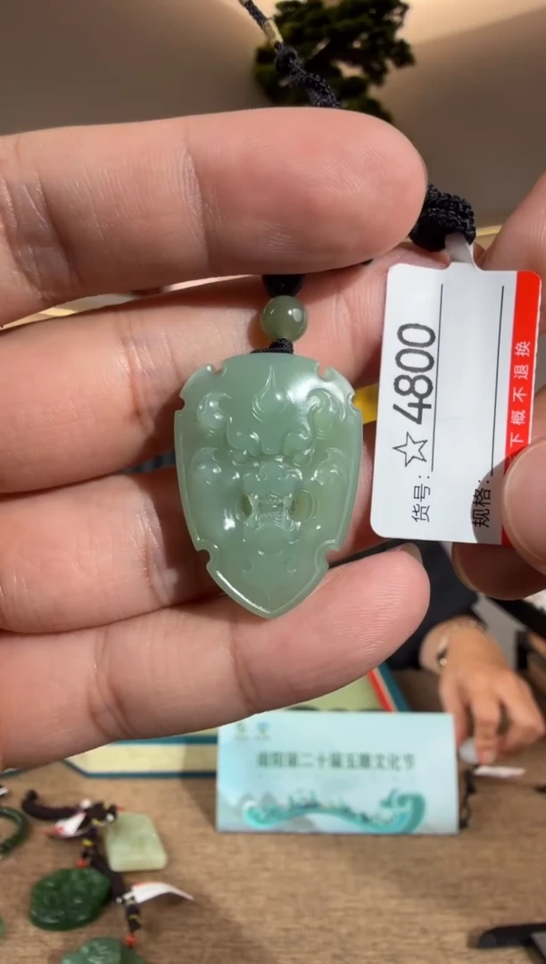 颈饰未镶嵌和田玉月**湾1