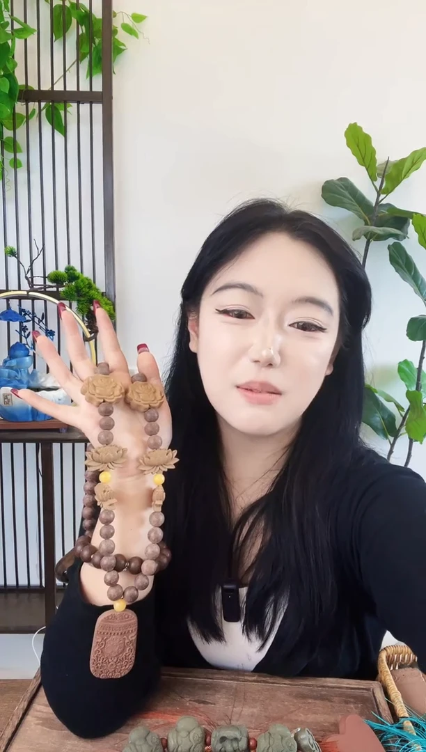泥塑龙涎加参茸牌子的脖挂