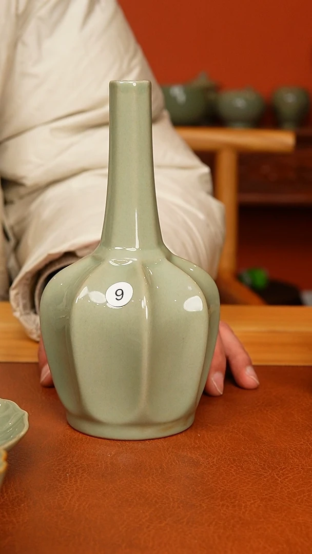 越窑秘色瓷八棱净瓶二级品