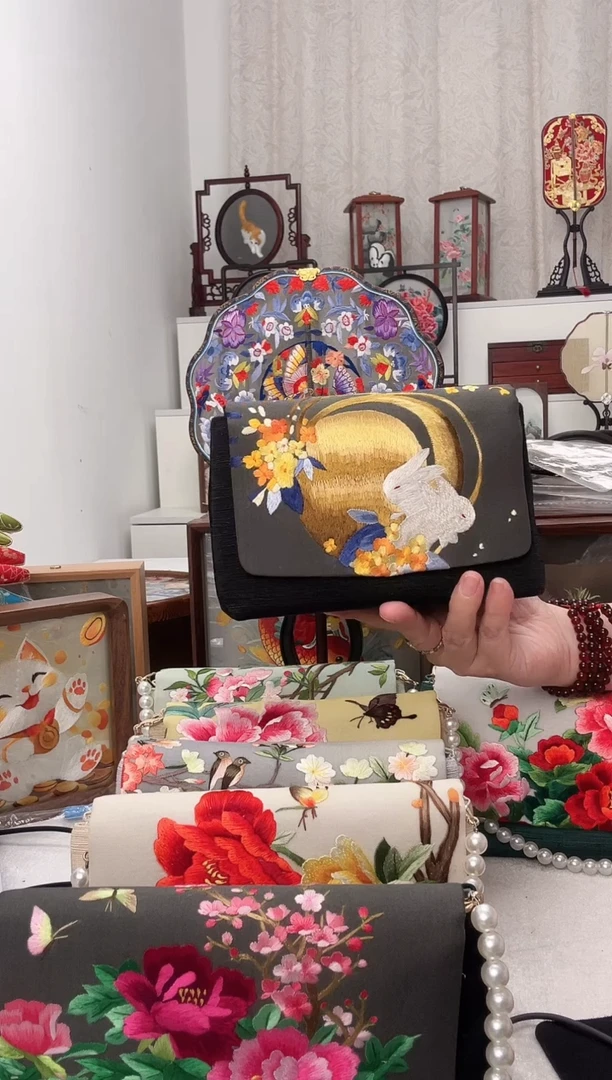 扇子苏绣作品手工豆腐包
