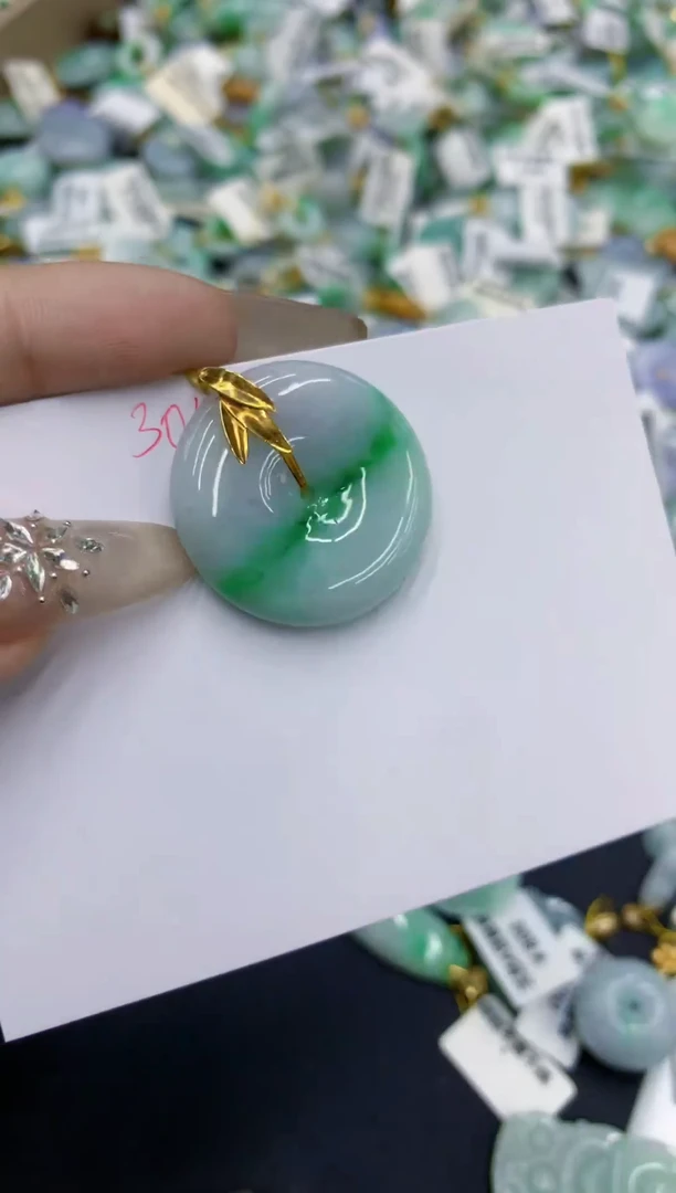 翡翠18K金镶嵌颈饰11111111111111