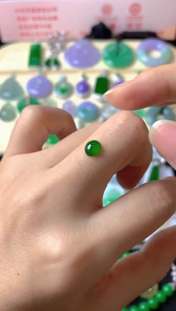 未镶嵌定制翡翠为***留裸玉（客户意向镶嵌）