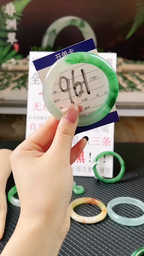 未镶嵌手镯石英质玉（非洲翠）微瑕一经发货运费不退介意勿拍