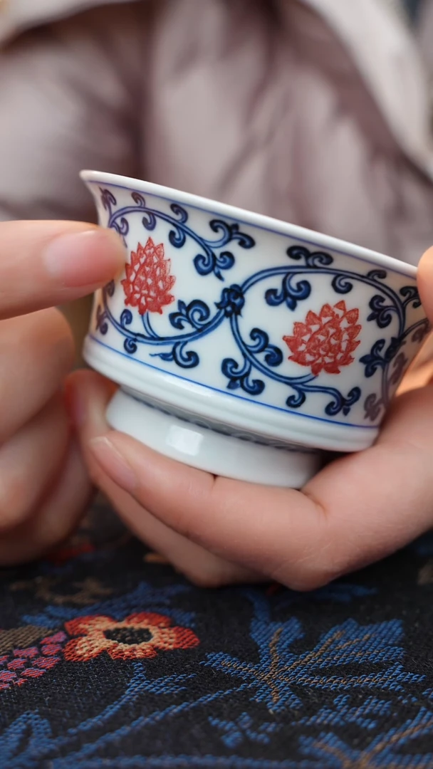 青花釉里红缠枝莲主人杯