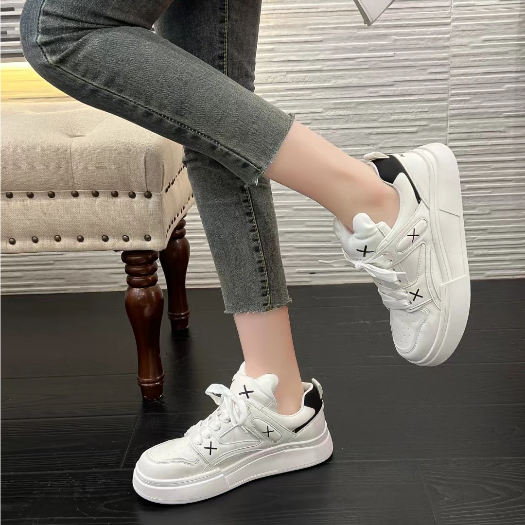 5617法娜微大码女鞋40-43春季新款小板鞋