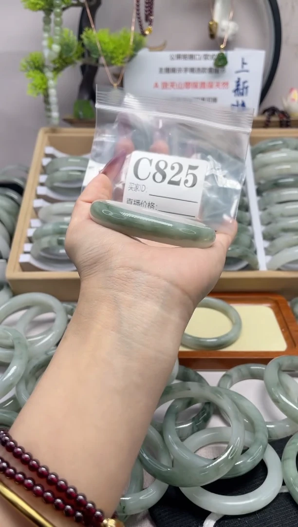 【闪购商品】石英质玉（天山翠）手镯未镶嵌c825