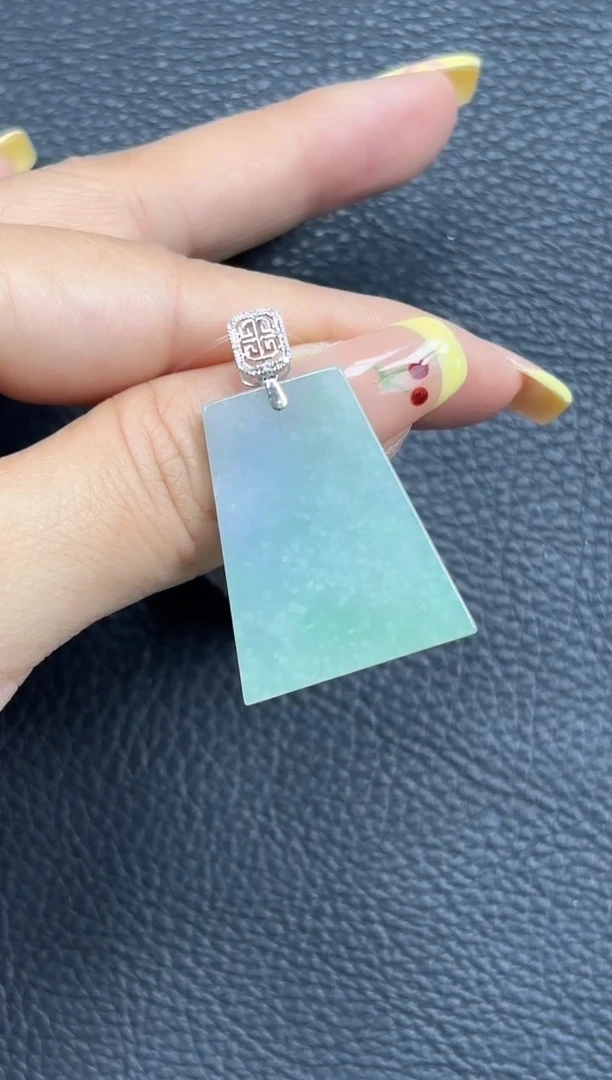 颈饰18K金镶嵌翡翠YM644-2 无事牌