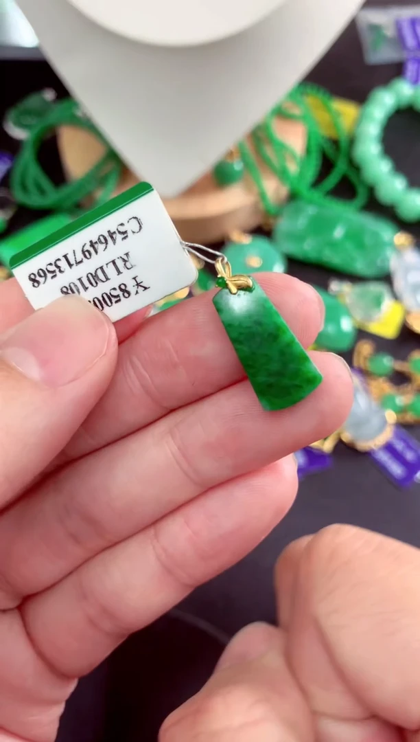 吊坠(不含链)18K金镶嵌翡翠挂件