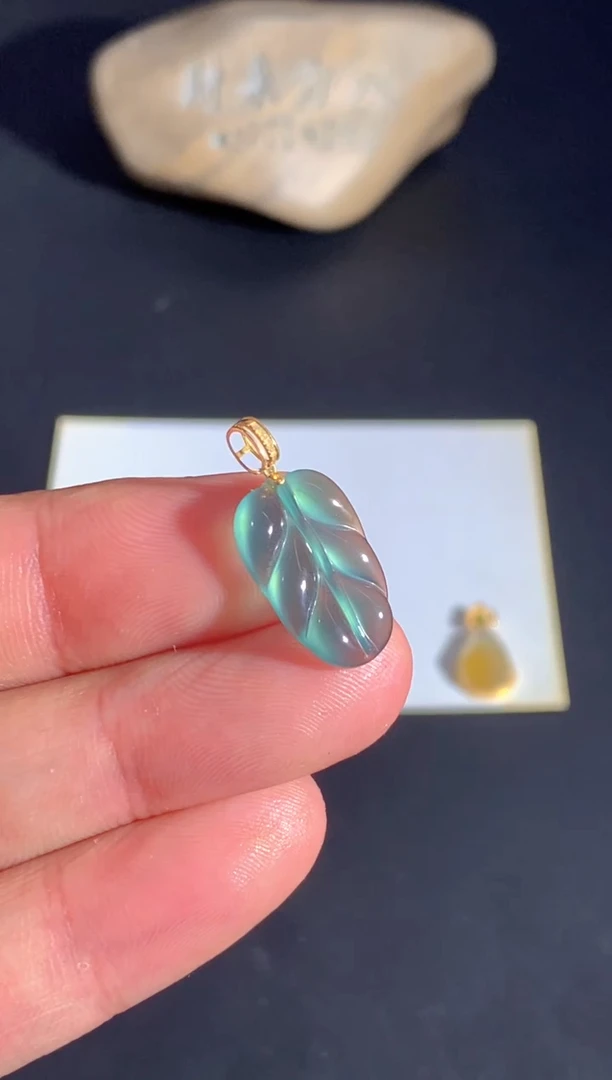 颈饰18K金镶嵌翡翠