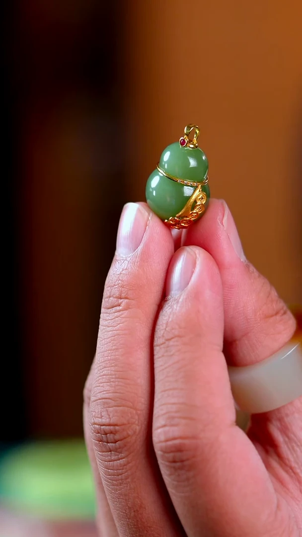 吊坠(不含链)18K金镶嵌和田玉（碧玉）粉青带猫眼葫芦腰缠万贯