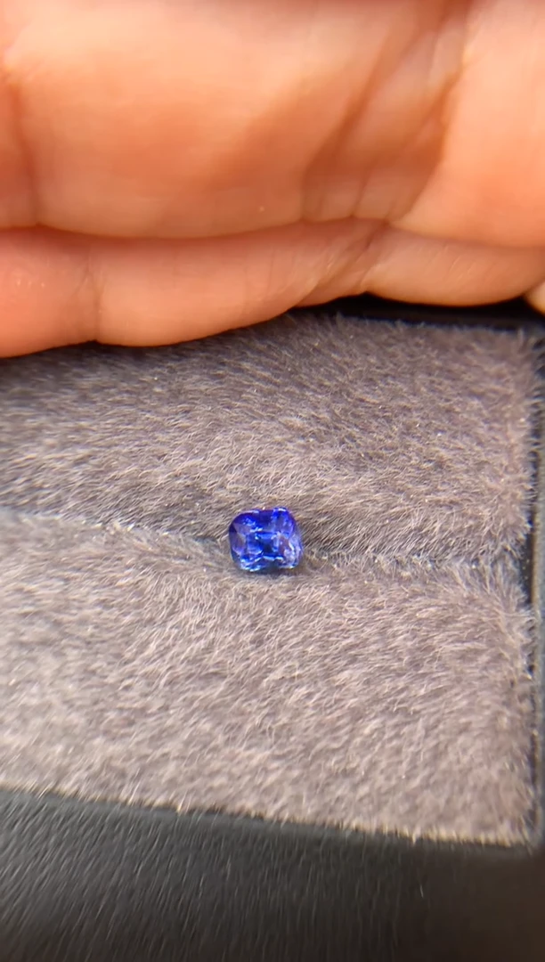 未镶嵌裸石定制蓝宝石羊****期枕型 无烧蓝宝石 1.01ct
