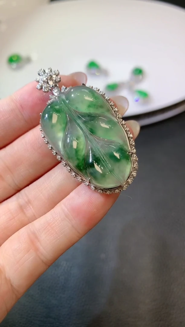 【闪购商品】翡翠吊坠(不含链)18K金镶嵌F43