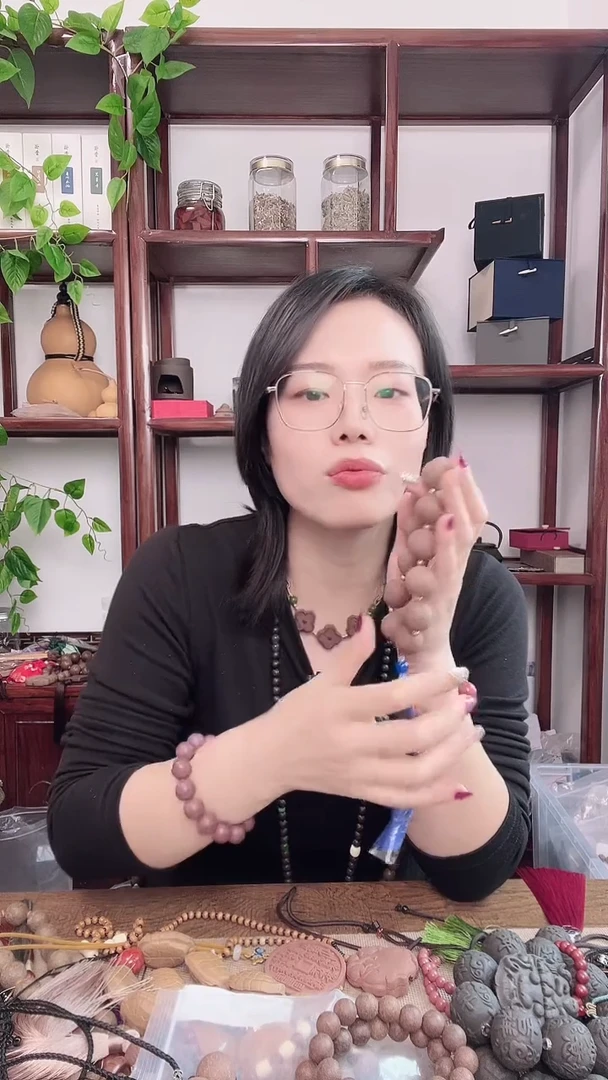 泥塑龙涎香方的12颗手持