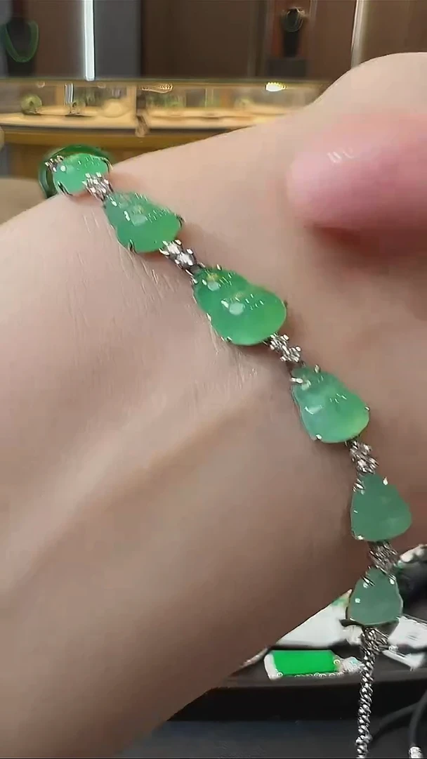 颈饰18K金镶嵌翡翠天然A货翡翠