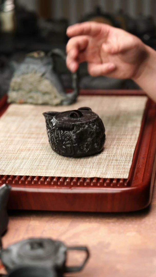 归玉堂冰碛岩重工雕刻饕餮宝瓶