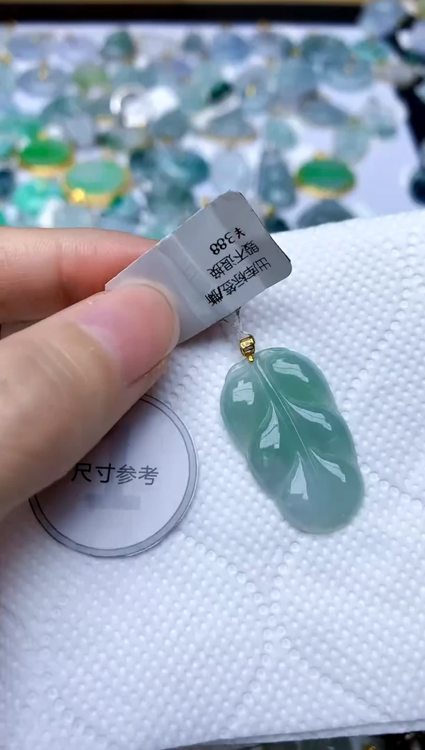 颈饰18K金镶嵌翡翠天然A货翡翠