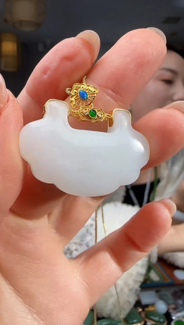 吊坠(不含链)18K金镶嵌和田玉1