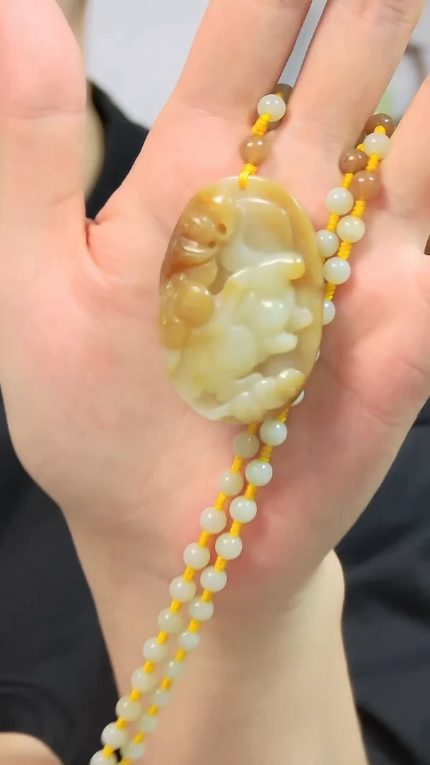 和田玉未镶嵌颈饰玉兔