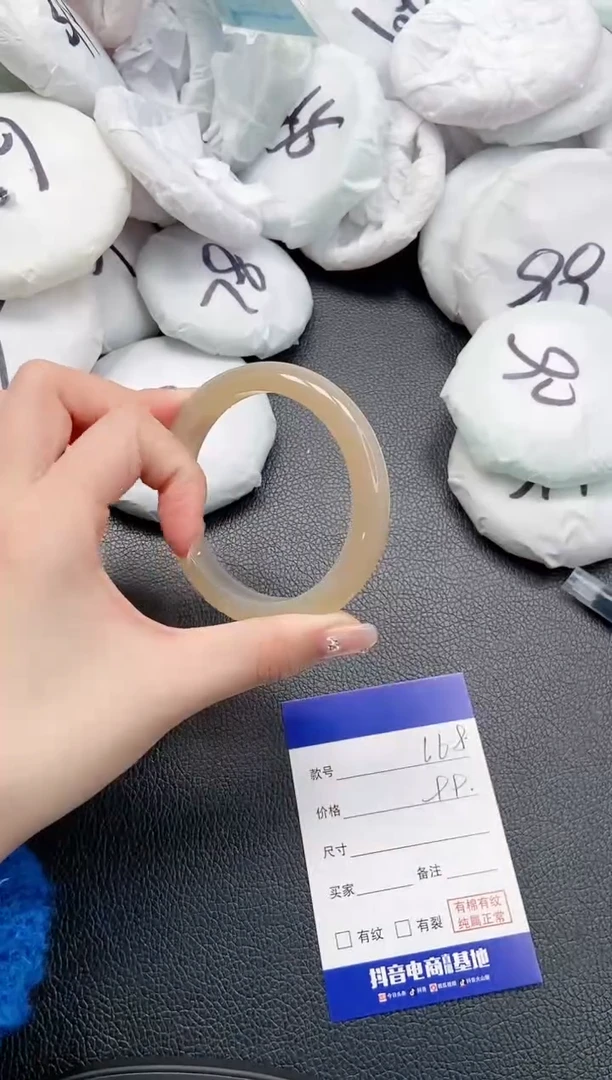 【闪购商品】石英质玉手镯未镶嵌 18L68-56