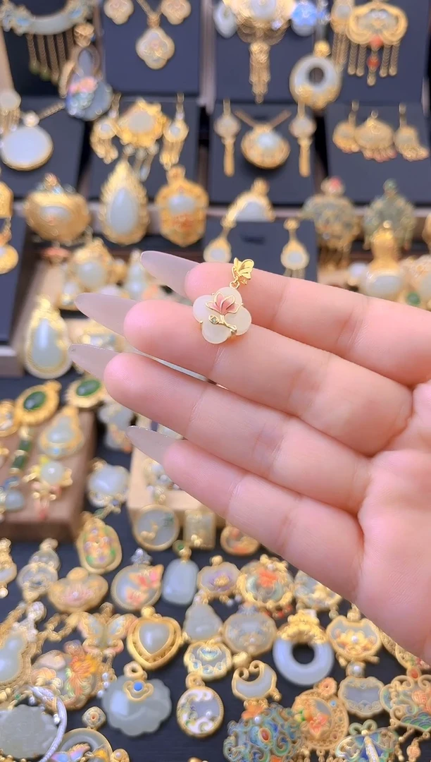 和田玉银S925镀金镶嵌颈饰荷花四叶草吊坠