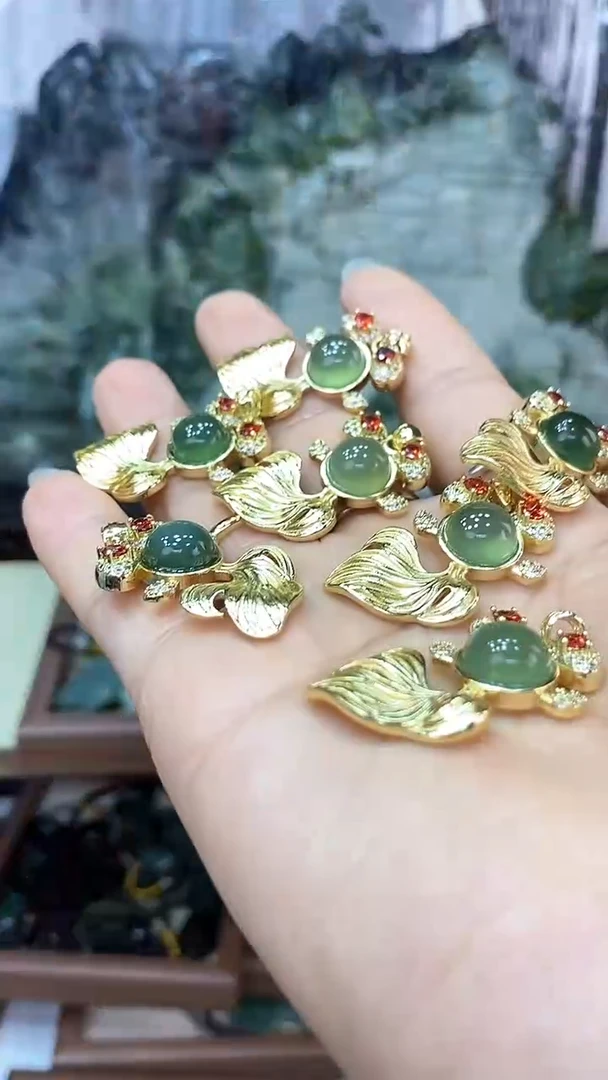 蛇纹石玉未镶嵌吊坠多样性发货其中之一