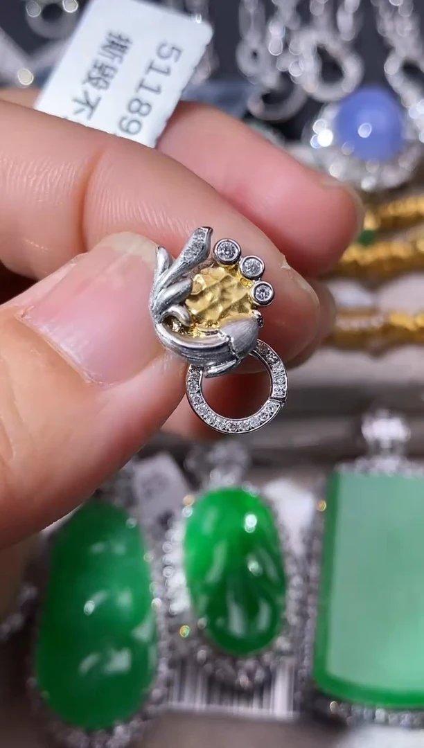 颈饰18K金镶嵌钻石绳扣