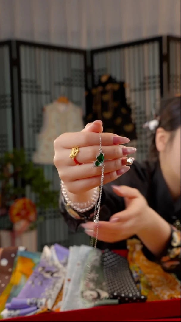 刺绣非遗绒花饰品