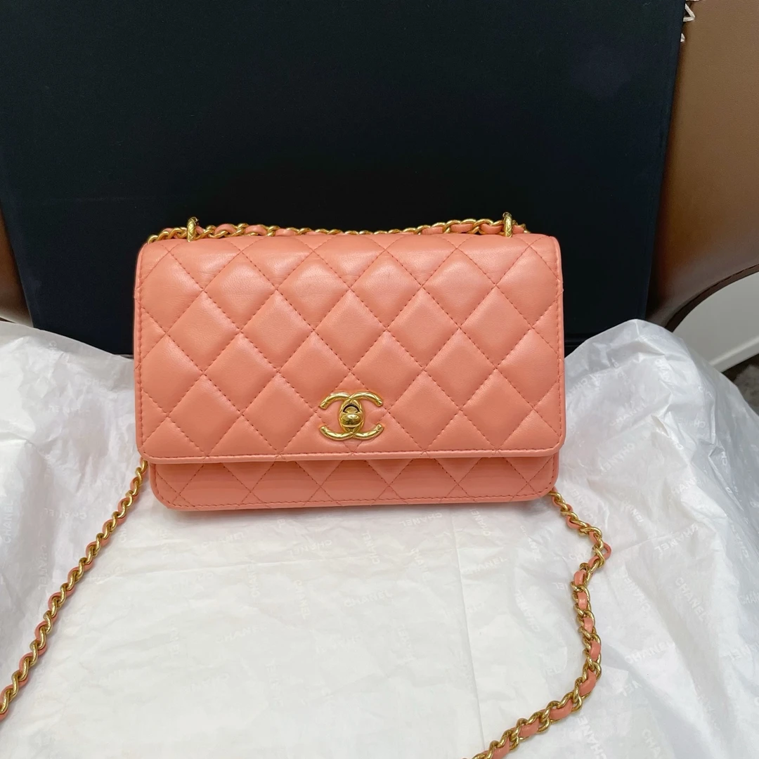 95新 Chanel/香奈儿 98新羊皮浮雕淡橘色粉金扣woc斜挎包