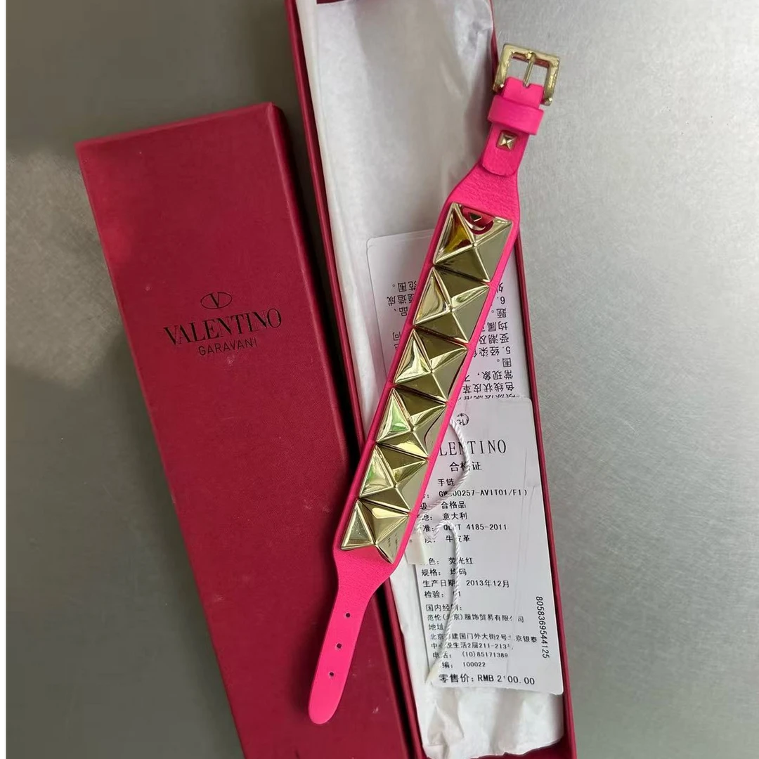 95新 Valentino/华伦天奴 芭比粉色柳钉皮手镯