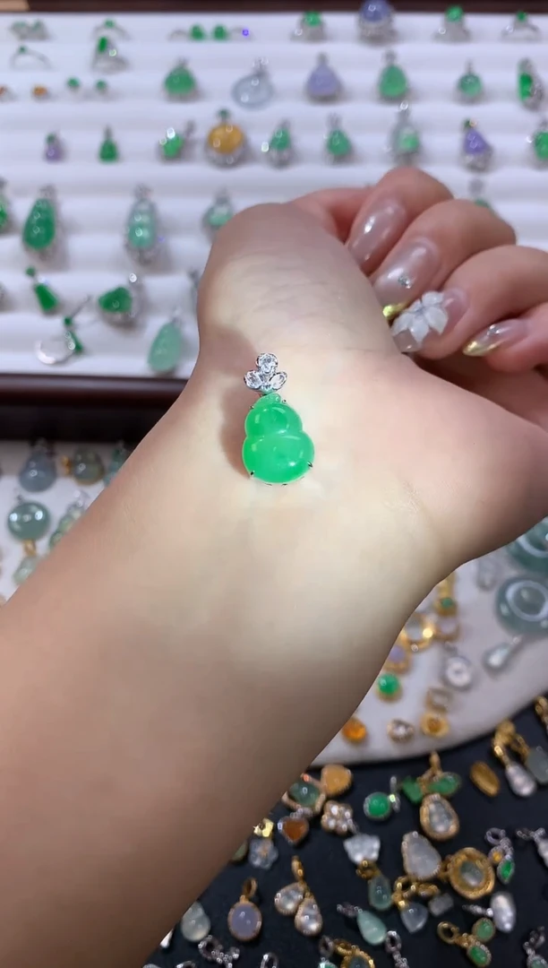翡翠18K金镶嵌颈饰爱****?翡翠满绿葫芦18K