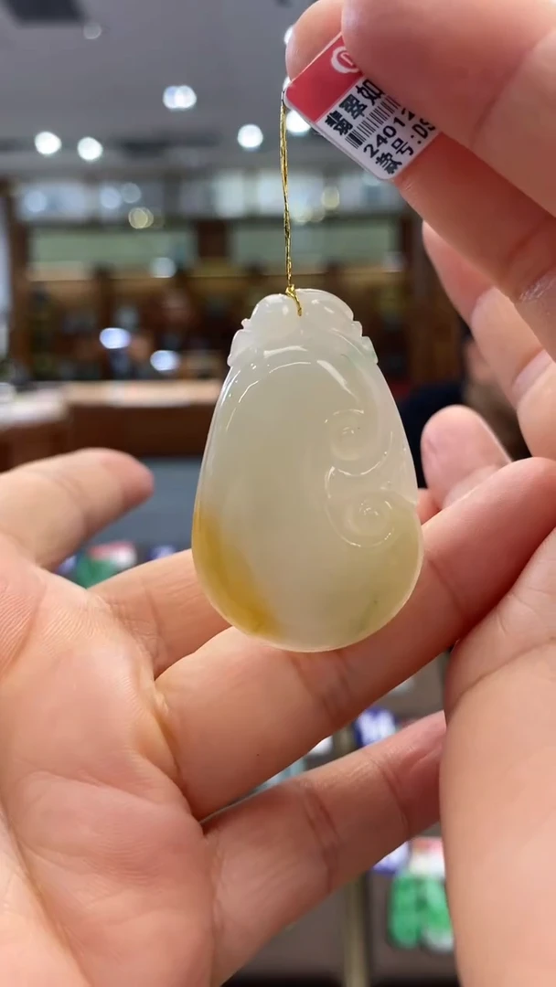 翡翠未镶嵌颈饰如意