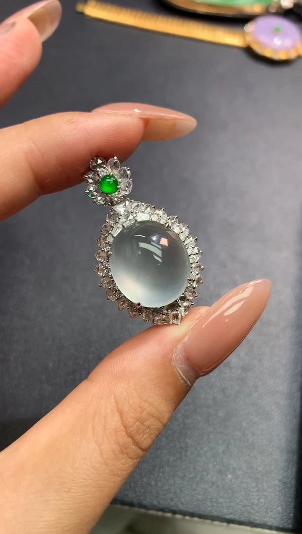 颈饰18K金镶嵌翡翠冰蛋