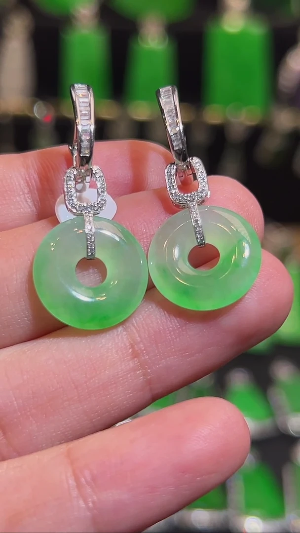 18K金镶嵌挂件翡翠耳坠