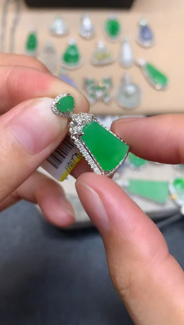 颈饰18K金镶嵌翡翠无事牌【无服务费