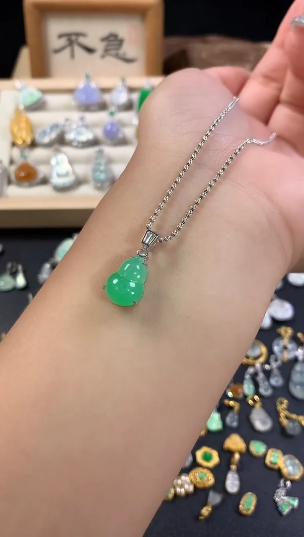 吊坠(不含链)18K金镶嵌翡翠葫芦