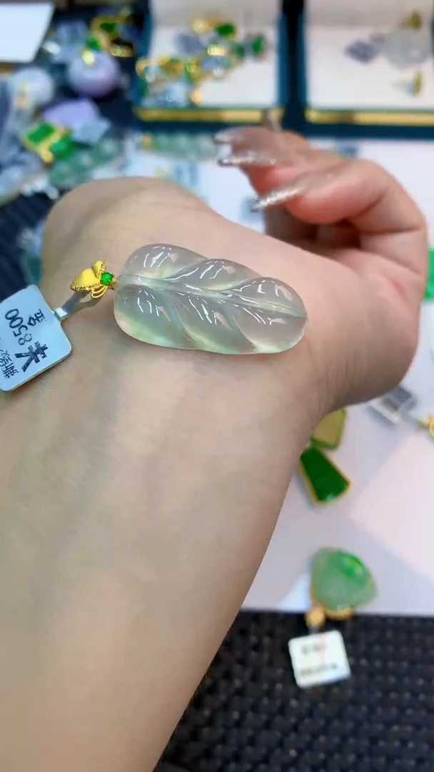 颈饰18K金镶嵌翡翠1