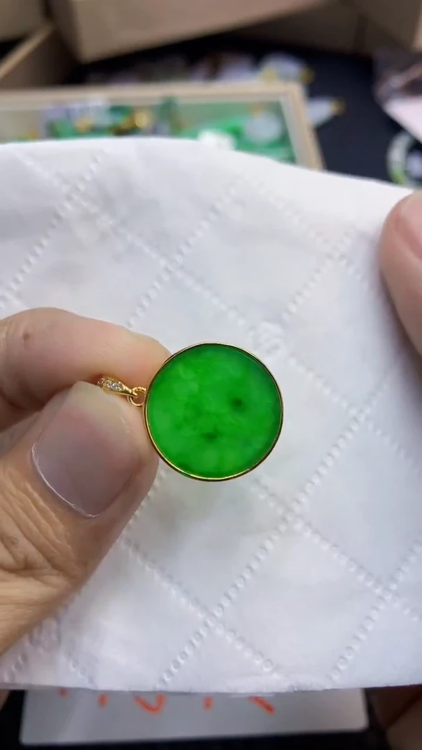 翡翠未镶嵌颈饰             1