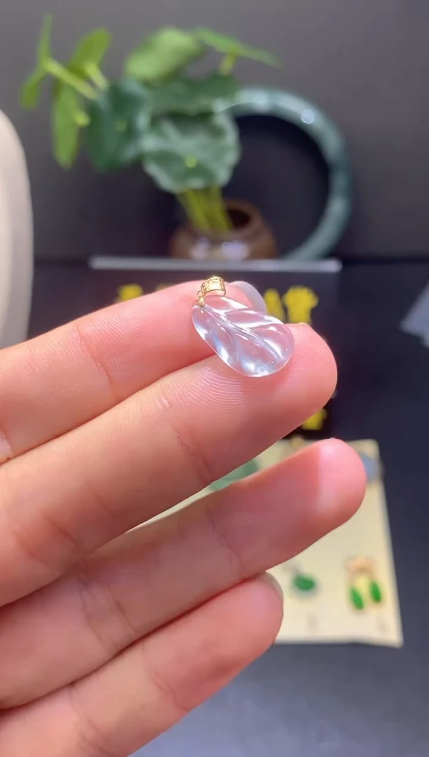 翡翠18K金镶嵌颈饰吊坠1