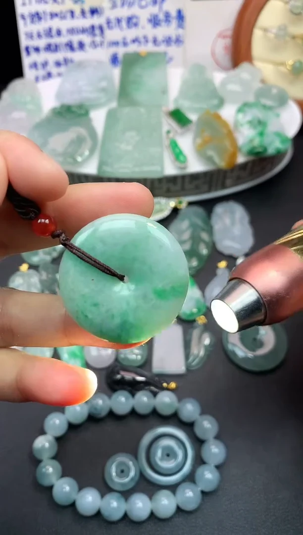 颈饰未镶嵌翡翠吊坠