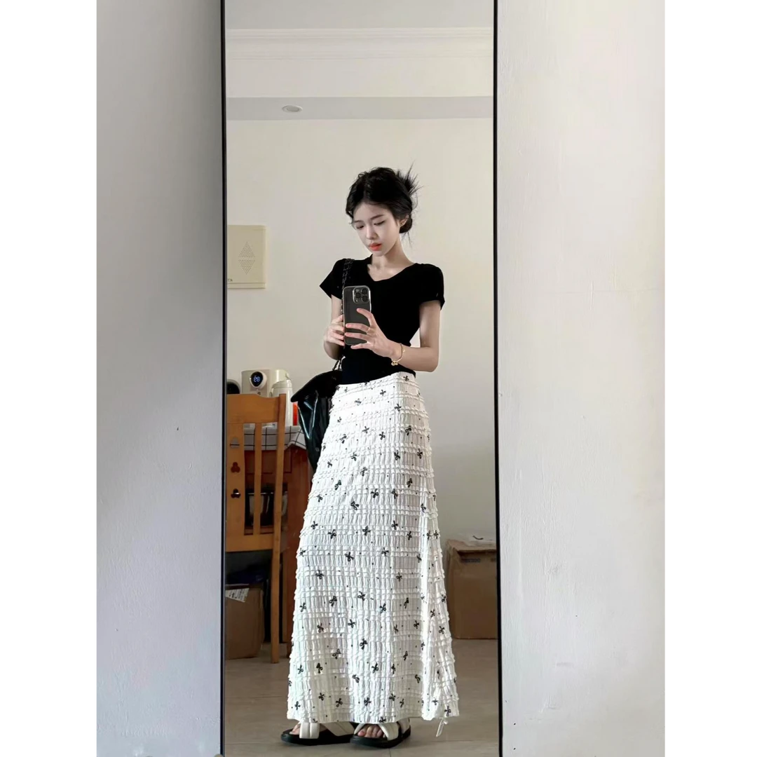 韩里韩气绝美小众不撞款穿搭黑色t恤白色碎花半身裙两件套装女夏