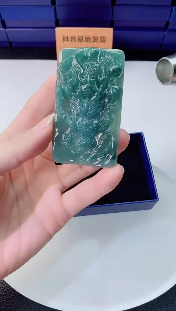 翡翠未镶嵌颈饰  ·