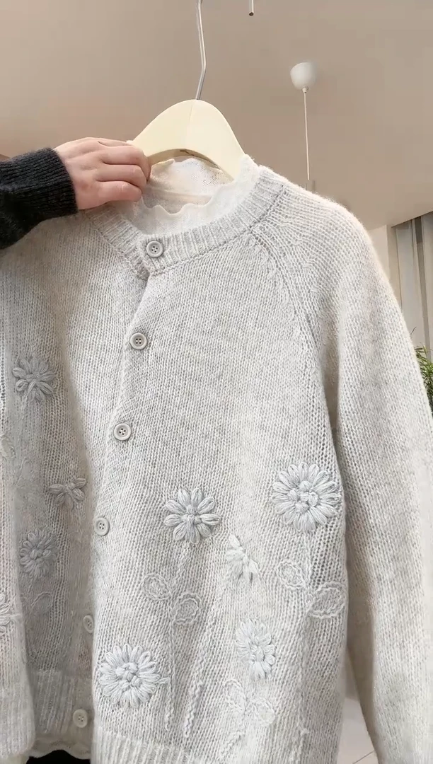 6988-云朵白开衫