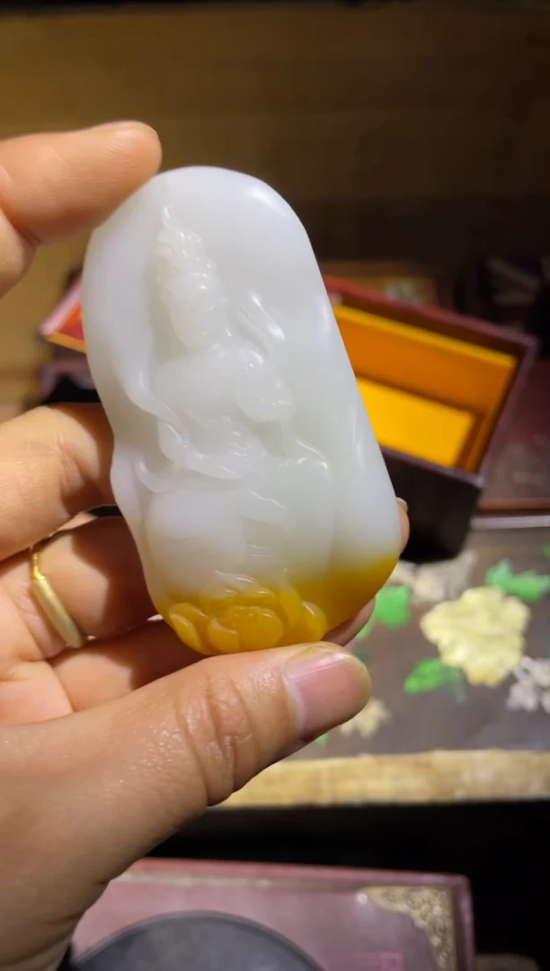 天然玉石未镶嵌颈饰   俏色 观音1件