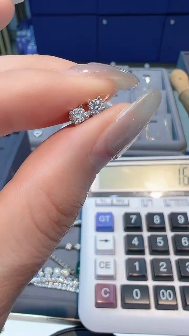 【闪购商品】钻石耳饰18K金镶嵌耳钉