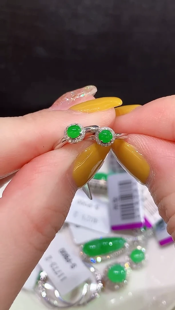 18K金镶嵌翡翠耳饰L1818多样性发其一