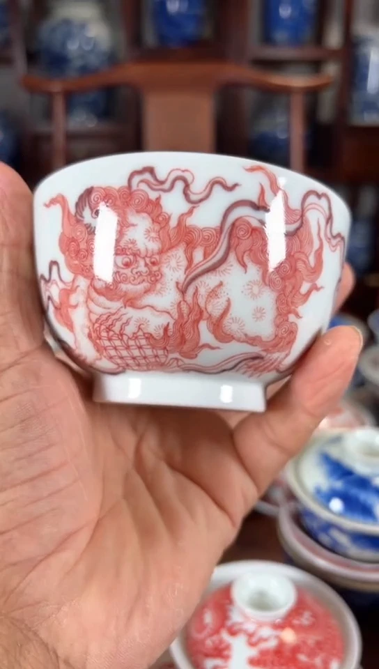柴窑釉里红双狮纹杯杯