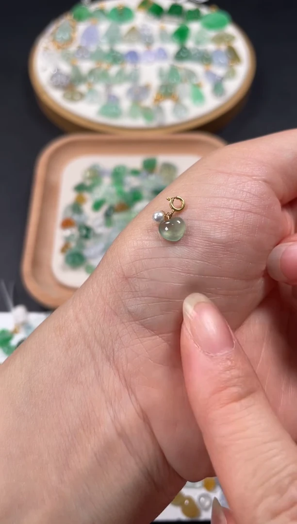 吊坠(不含链)18K金镶嵌翡翠一个JK521