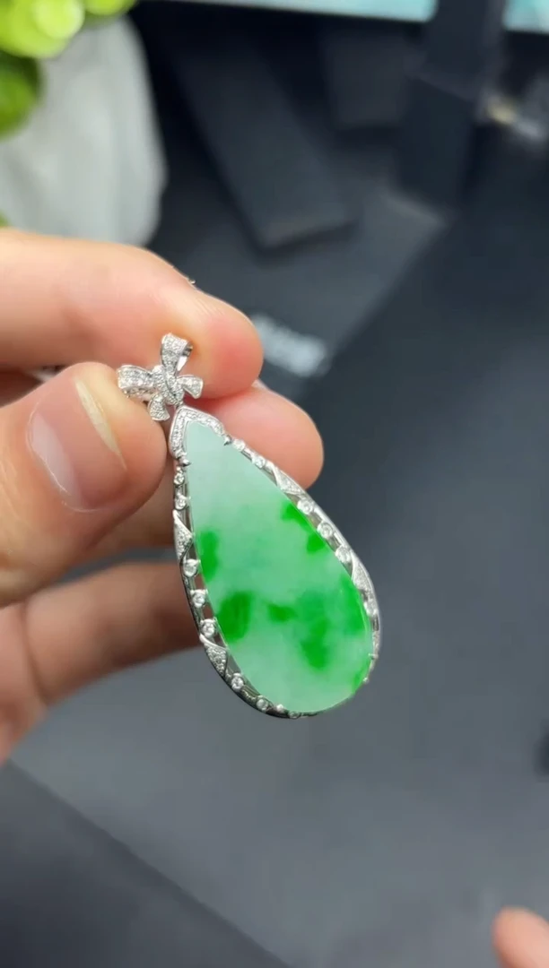 颈饰18K金镶嵌翡翠无事牌